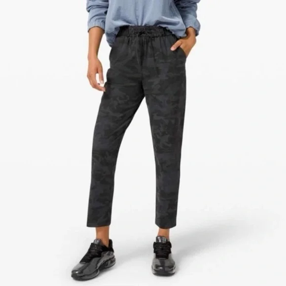 Lululemon Stretch High Rise 7/8 Pants - Camo Size 2 - Picture 7 of 9